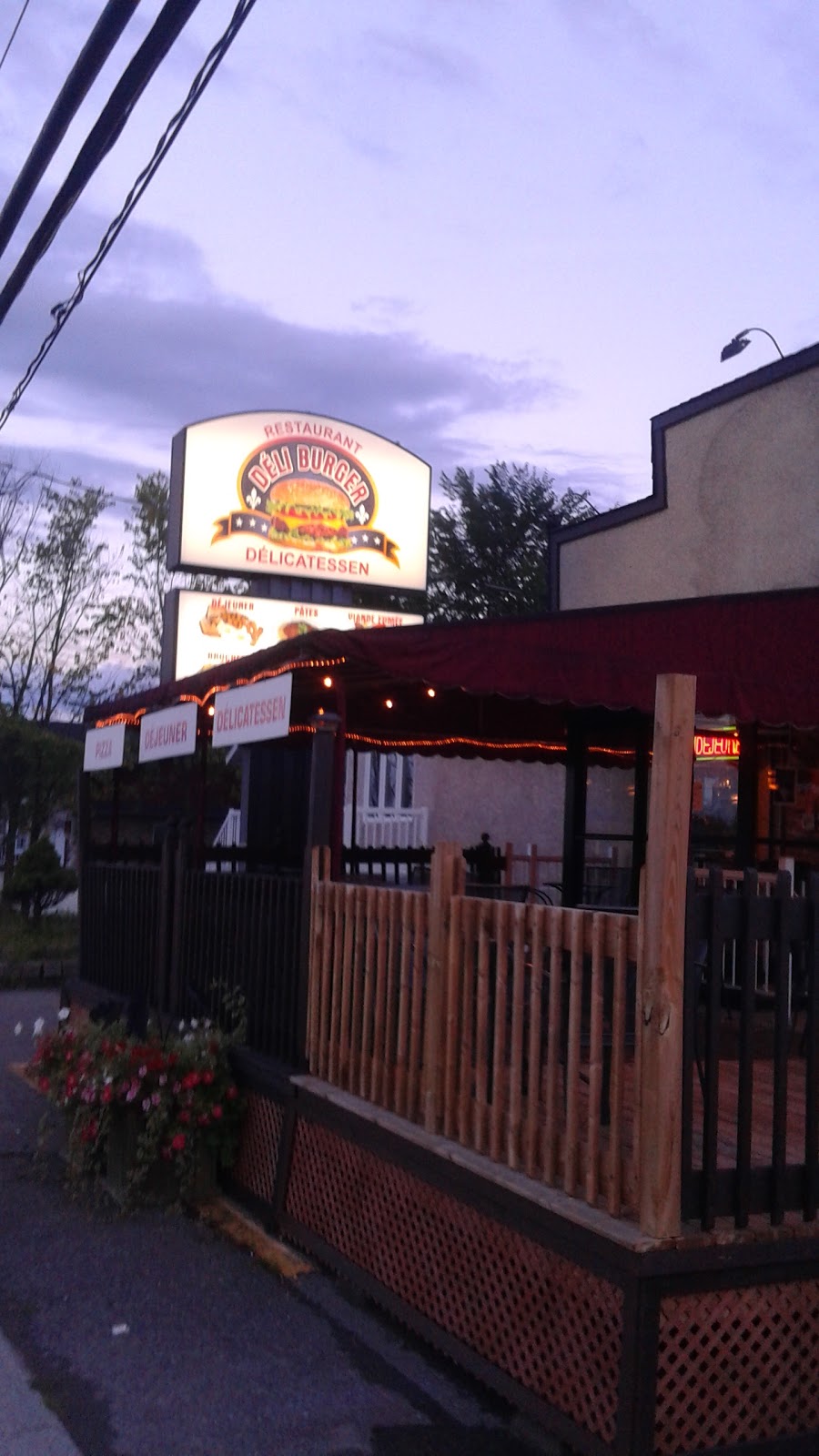 Deli Burger | 505 Boulevard Ste Anne, Sainte-Anne-des-Plaines, QC J0N 1H0, Canada | Phone: (450) 478-6868