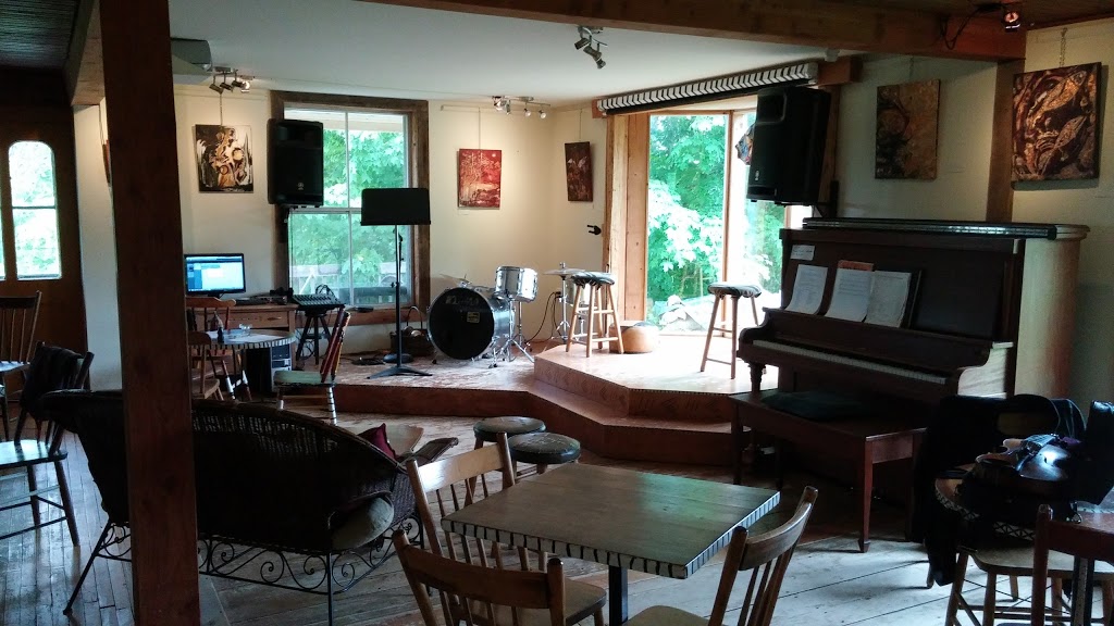 La Caravane | 4500 Ch. Capelton, Hatley, QC J0B, Canada | Phone: (819) 842-2364