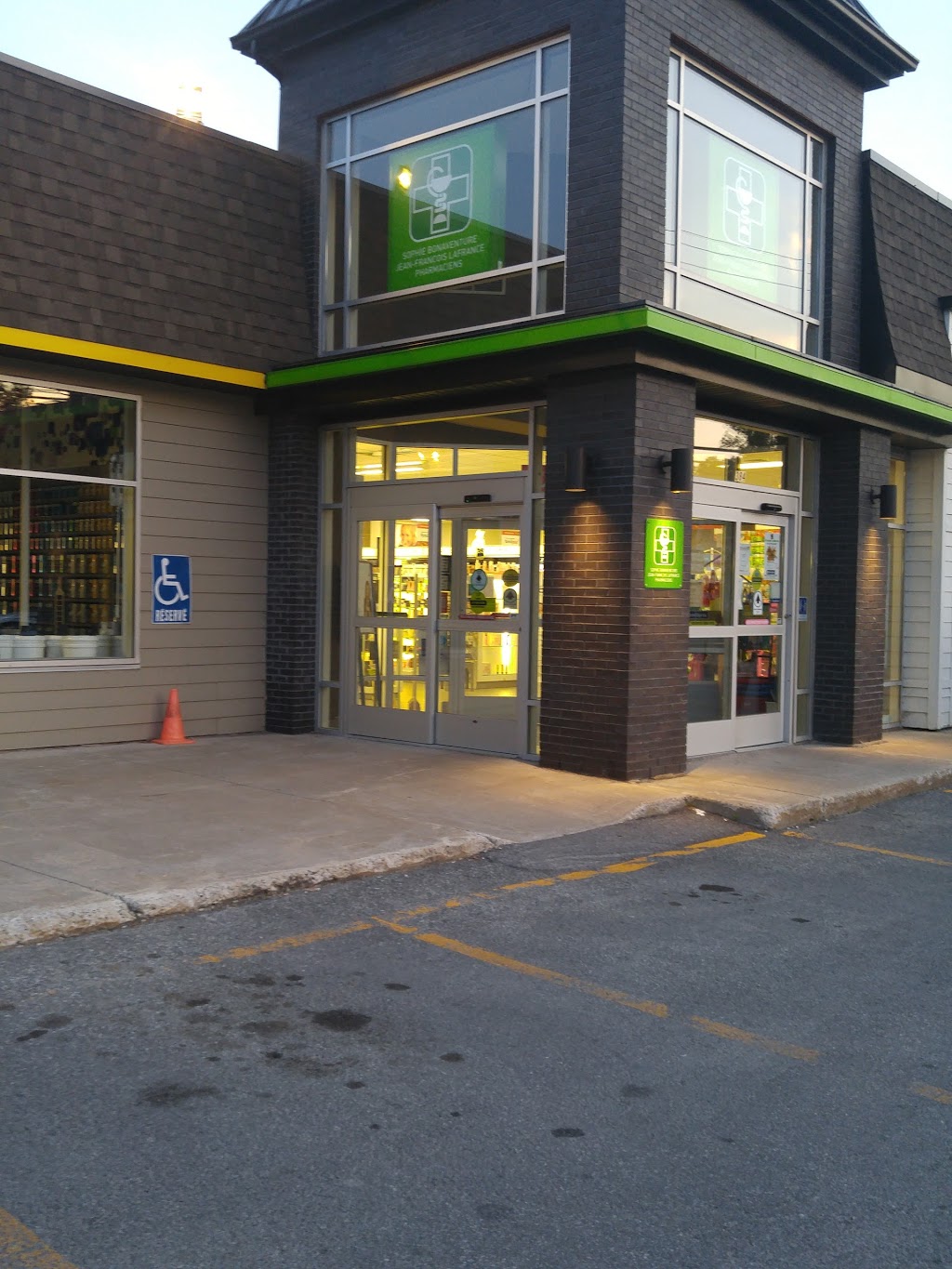 Familiprix Extra - Sophie Bonaventure et Jean-François Lafrance | 384 Bd Adolphe-Chapleau, Bois-des-Filion, QC J6Z 1H3, Canada | Phone: (450) 818-9334