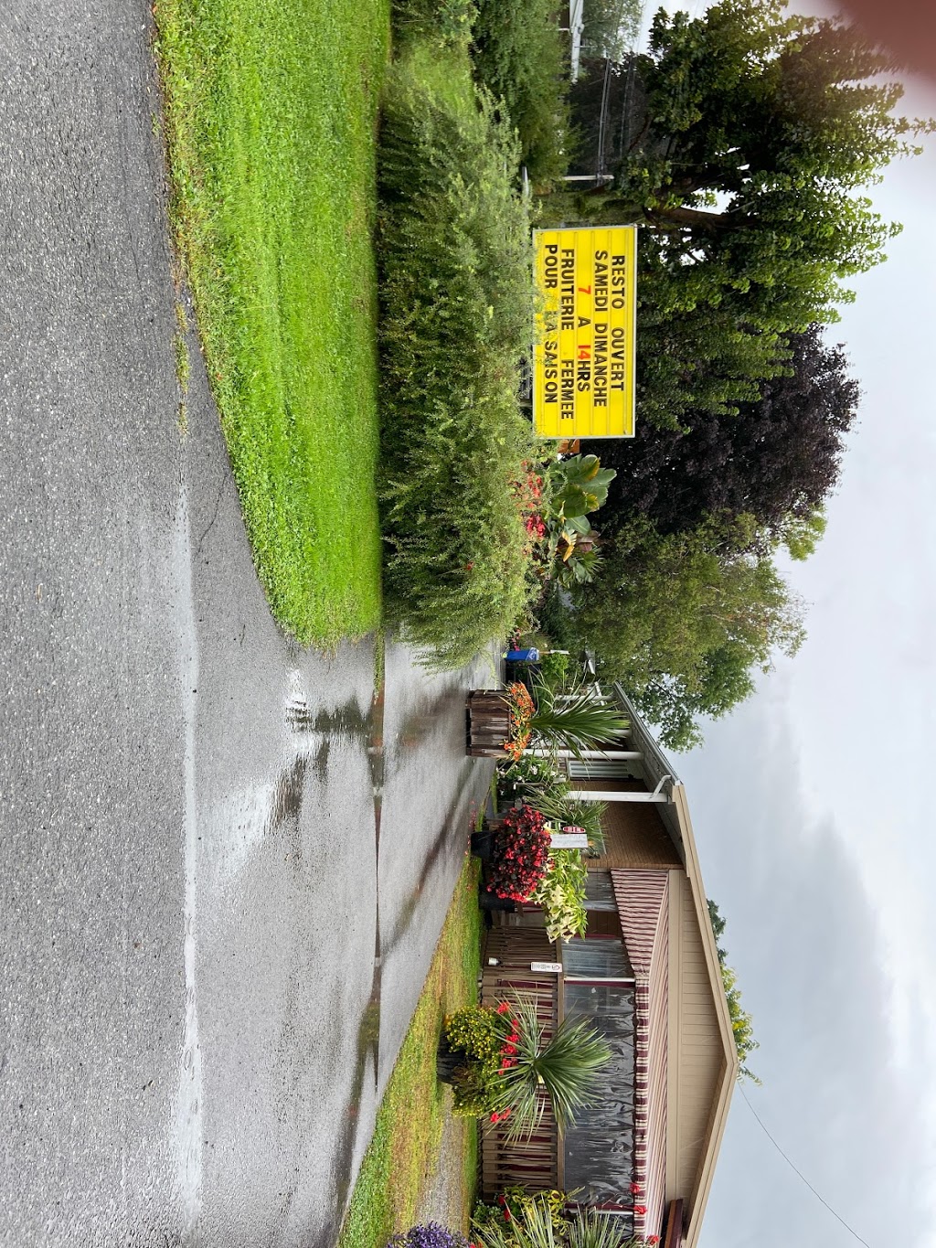 Terrasse Lamoureux | 1574 QC-132, Saint-Anicet, QC J0S 1M0, Canada | Phone: (450) 264-4750