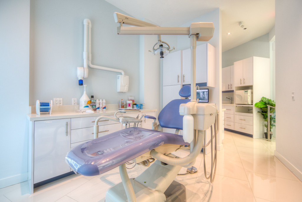 Fort York Dentist Clinic | 219 Fort York Blvd #107, Toronto, ON M5V 1B1, Canada | Phone: (647) 346-8888