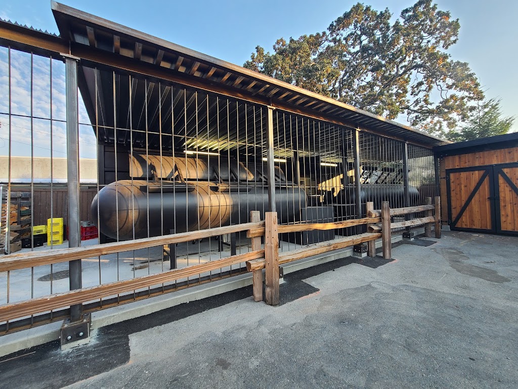 Jones Bar B Que Langford | 731 Goldstream Ave, Victoria, BC V9B 2X4, Canada | Phone: (250) 590-1581