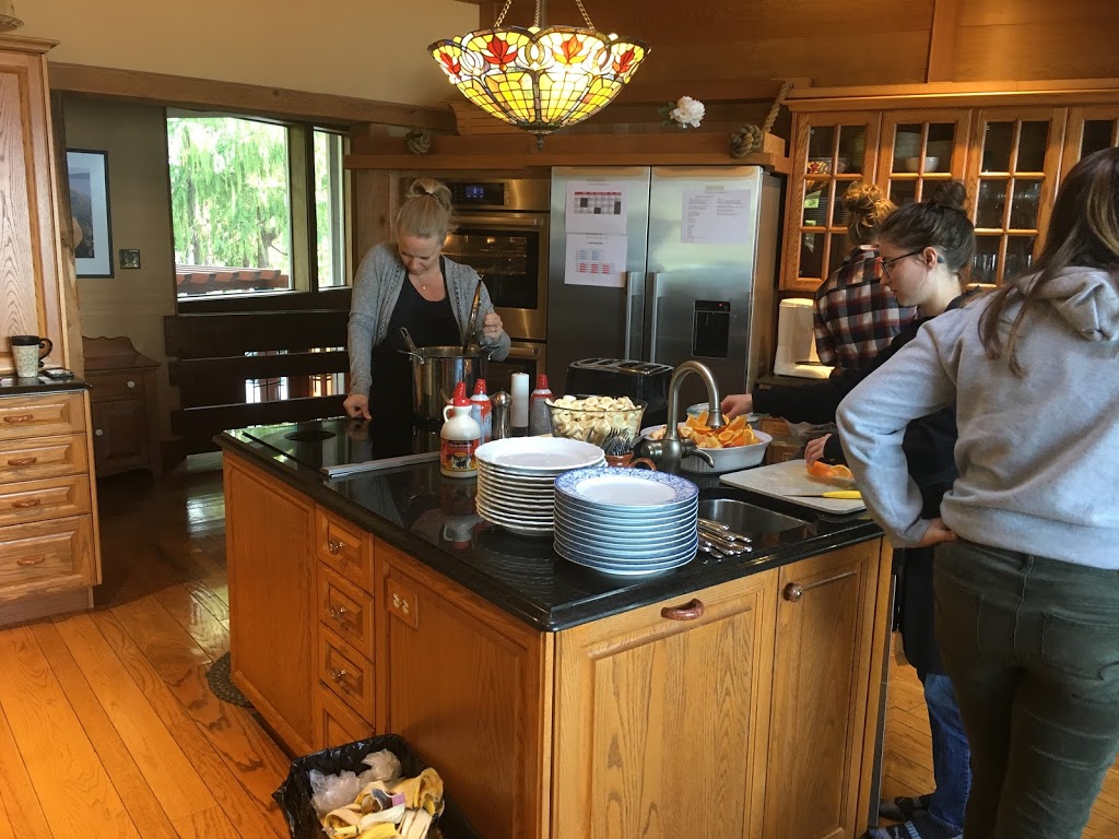 North Saanich Oceanside Lodge - EMR Vacation Rentals | 279 Coal Point Ln, North Saanich, BC V8L 5P1, Canada | Phone: (250) 483-6790