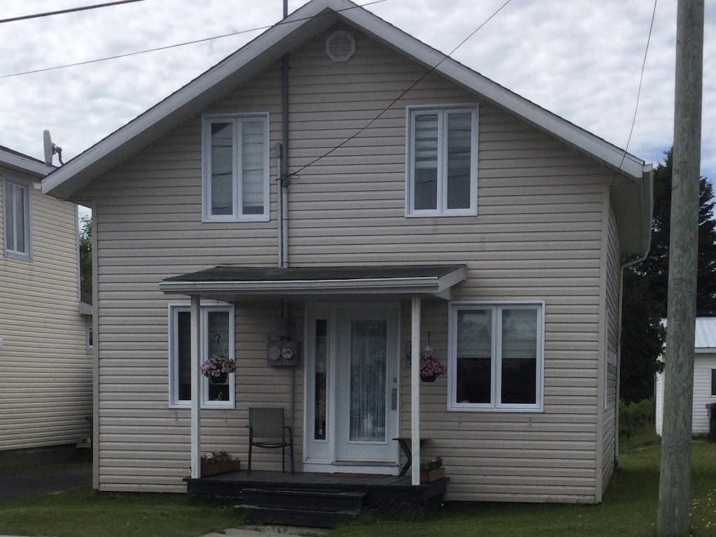 Petite maison chaleureuse citq 305803 | 172 Rue Melançon, Sainte-Monique, QC G0W 2T0, Canada | Phone: (418) 668-6890