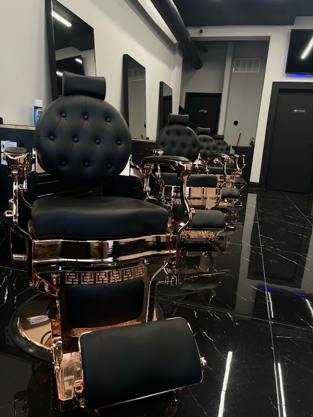 Montana Fades Studio | 122 Burnhamthorpe Rd E, Oakville, ON L6H 0X9, Canada | Phone: (365) 726-8777