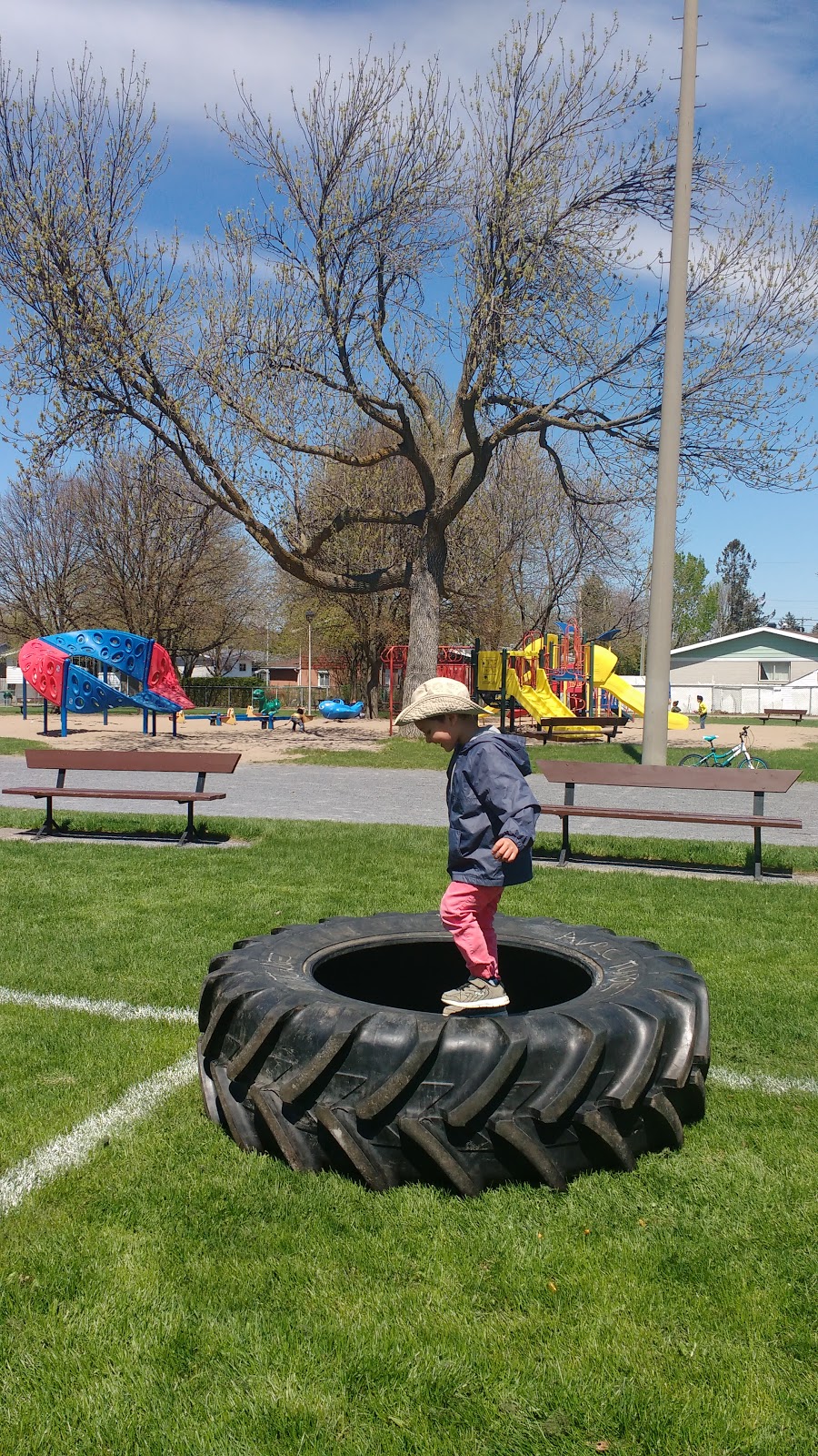 Sunnybrooke Park | 7 Rue Cadman, Dollard-des-Ormeaux, QC H9B 1X5, Canada | Phone: (514) 684-1012