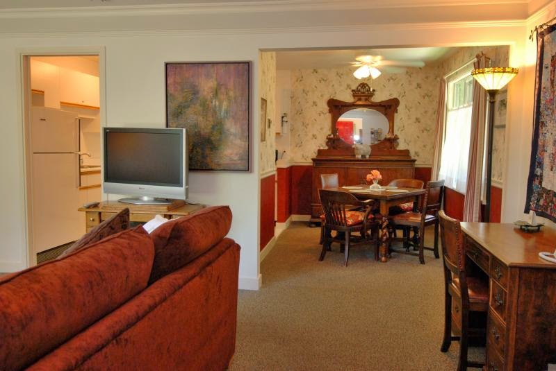 Heathergate House Vacation Rental | lodging | 122 Simcoe Street, Victoria, BC V8V 1K4, Canada | 2503830068 OR +1 250-383-0068
