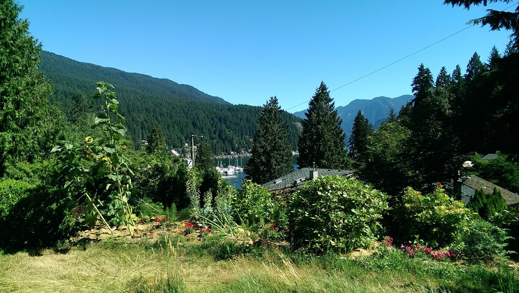 Cove View Accommodation | 1955 Banbury Rd, North Vancouver, BC V7G 1W6, Canada | Phone: (778) 888-6250