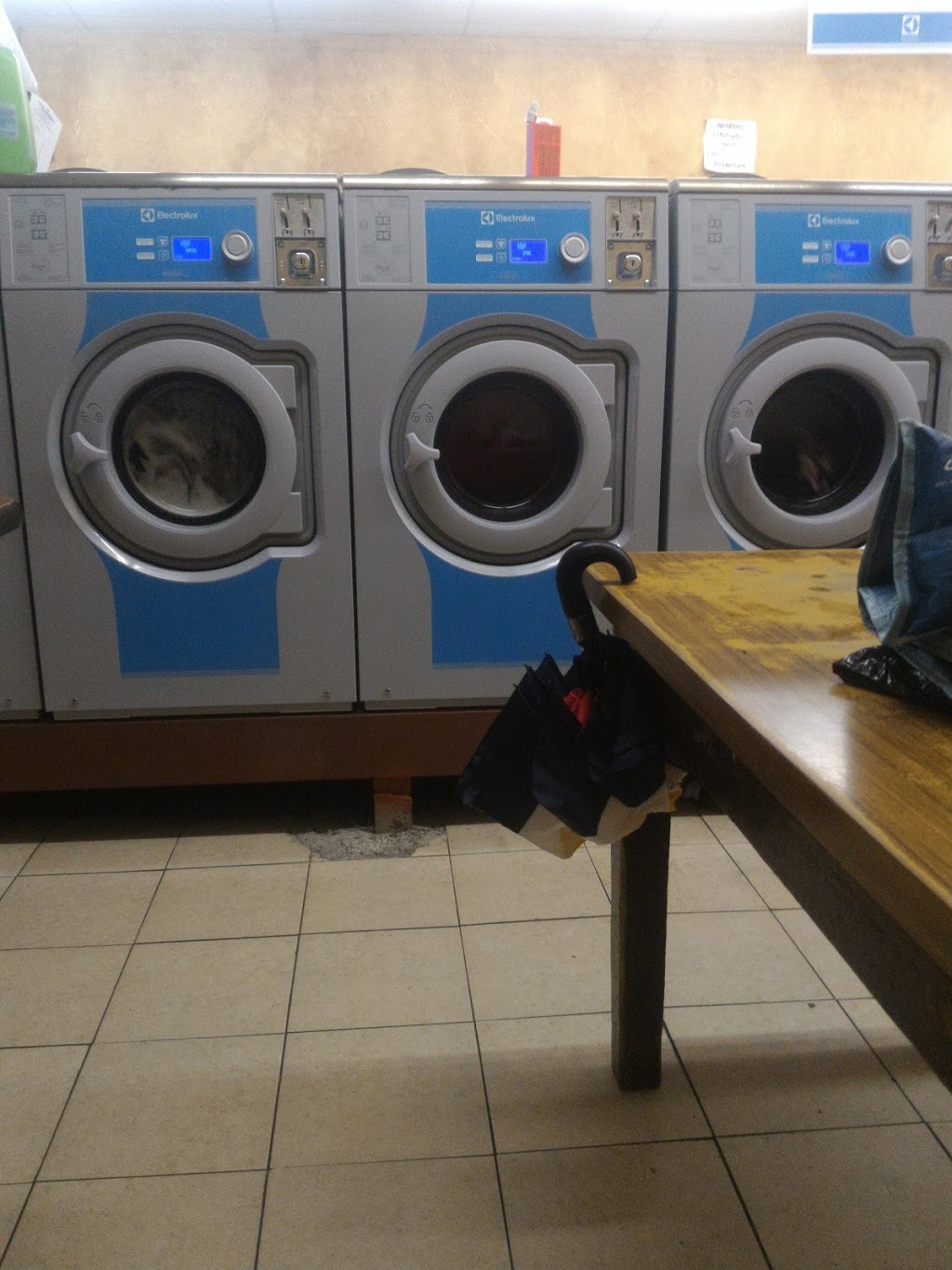 Self Service Laundromat | laundry | 904 Tecumseh Rd E, Windsor, ON N8X 2S6, Canada | 5192521710 OR +1 519-252-1710