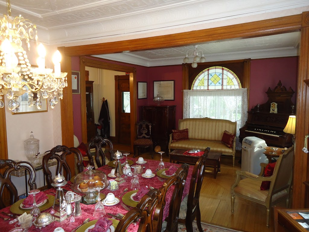 Absolute Elegance Bed & Breakfast | 6023 Culp St, Niagara Falls, ON L2G 2B6, Canada | Phone: (289) 296-9473