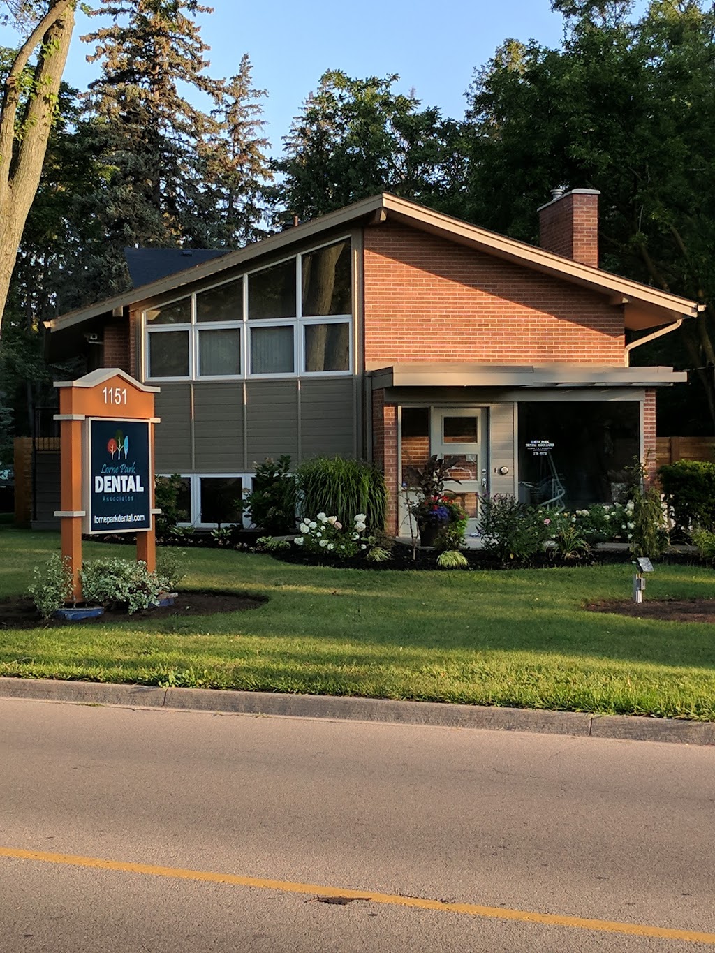 Lorne Park Dental | 1151 Lorne Park Rd, Mississauga, ON L5H 3A6, Canada | Phone: (905) 278-5972