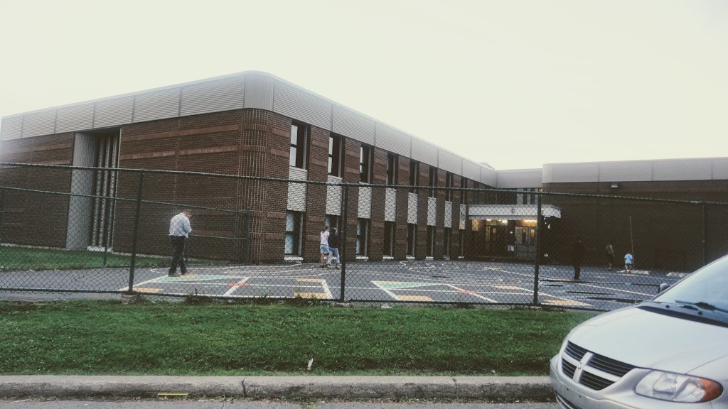 École Christ-Roi | 3000 DUMONT, Longueuil, QC J4L 3S9, Canada | Phone: (450) 674-7062