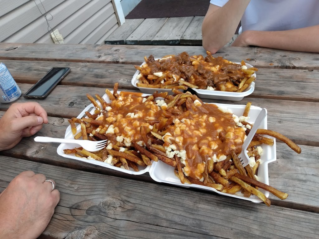 Chez Tasso bar (Poutine +) | 4490 QC-112, Ascot Corner, QC J0B 1A0, Canada | Phone: (819) 446-6994