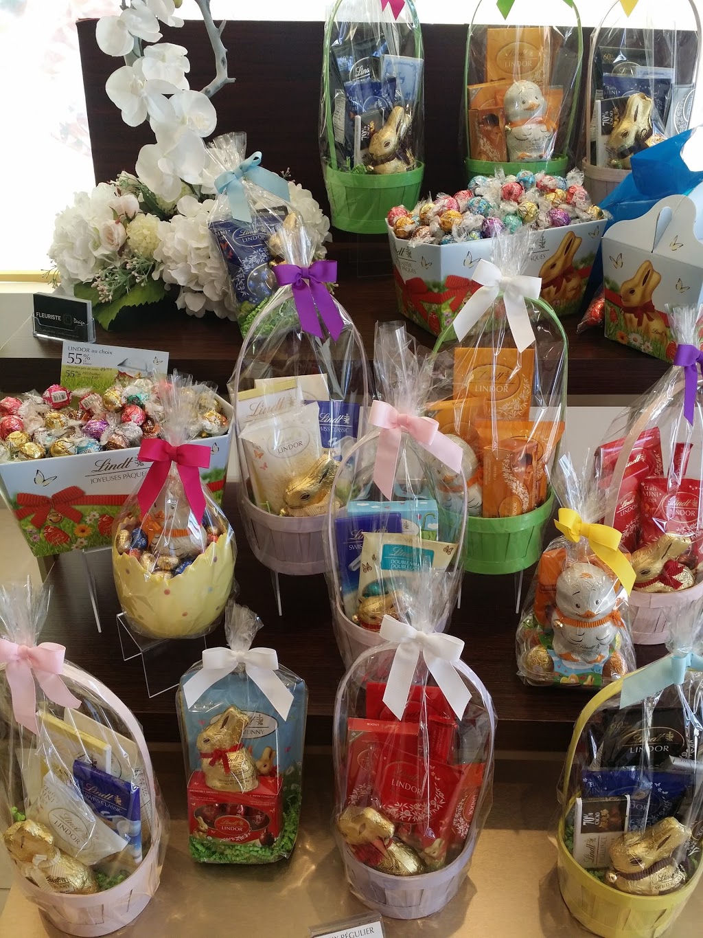 Lindt Chocolate Shop | 1135 Montée des Pionniers Unité 104, Lachenaie, QC J6V 0E1, Canada | Phone: (450) 654-8111