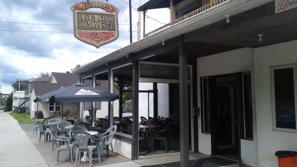 Bar Aux Bons Vivants | 154 Rue Principale, Huberdeau, QC J0T 1G0, Canada | Phone: (819) 687-9103