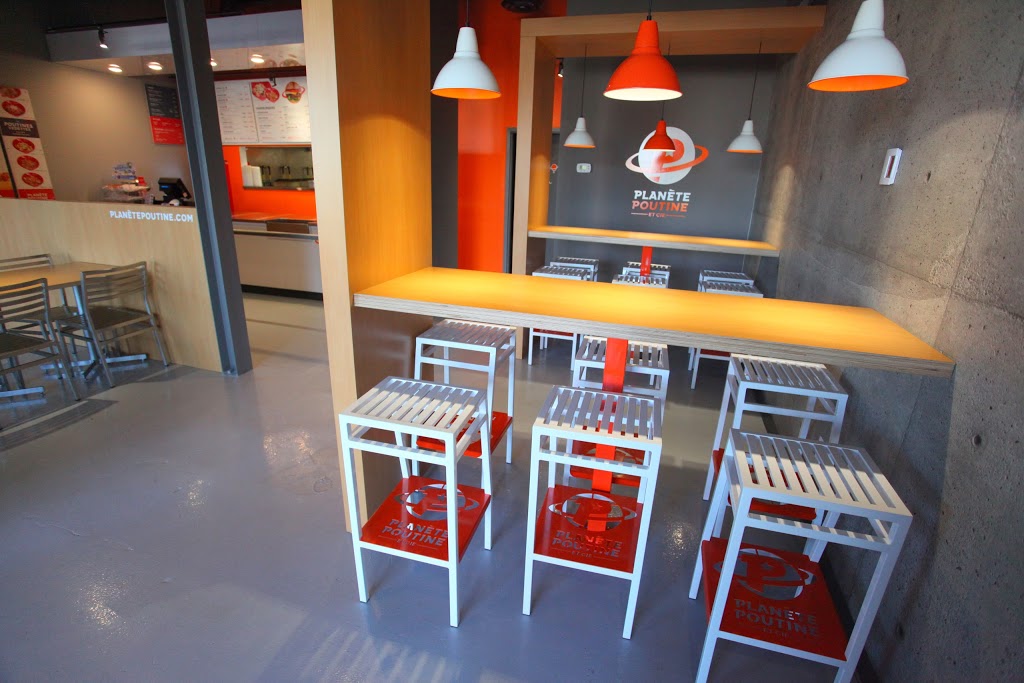 Planète Poutine et Cie | 20 Boulevard de Mortagne, Boucherville, QC J4B 1Z2, Canada | Phone: (450) 449-3232