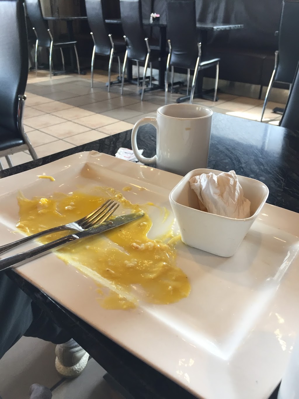 Honey Bee Restaurant | 1976 Queen St E, Toronto, ON M4L 1H9, Canada | Phone: (416) 698-5567