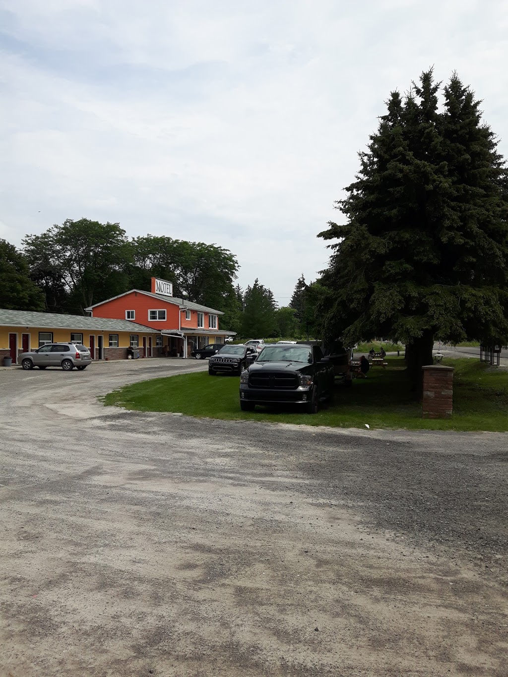 Knights Inn Cobourg | 2215 Division St N, Cobourg, ON K9A 4J9, Canada | Phone: (905) 372-2158