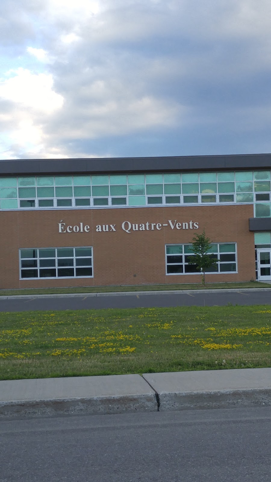 School To Quatre-Vents Commission School Des Chênes | 2700 Rue Saint Laurent, Drummondville, QC J2B 0P7, Canada | Phone: (819) 850-1638