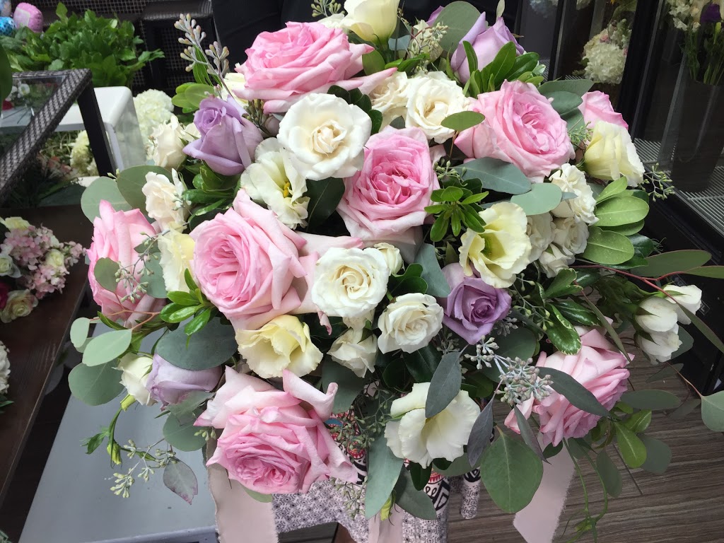 Millcroft Florist | 1940 Ironstone Dr #7, Burlington, ON L7L 0E4, Canada | Phone: (905) 331-6550