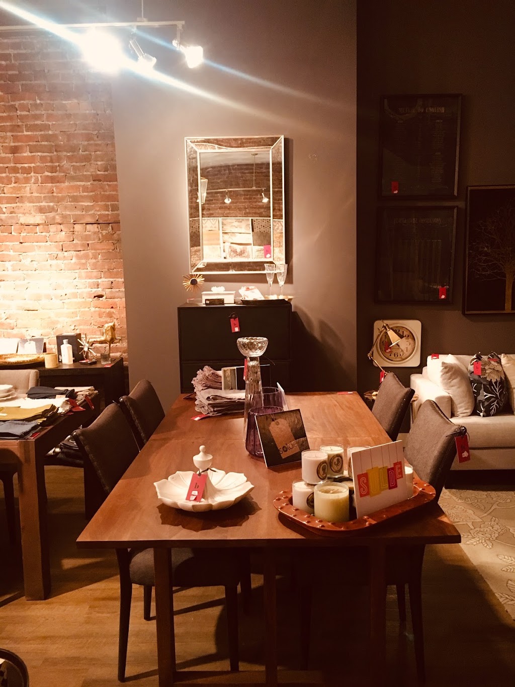 beige | 2480 R. Notre Dame O, Montréal, QC H3J 1N6, Canada | Phone: (514) 989-8585