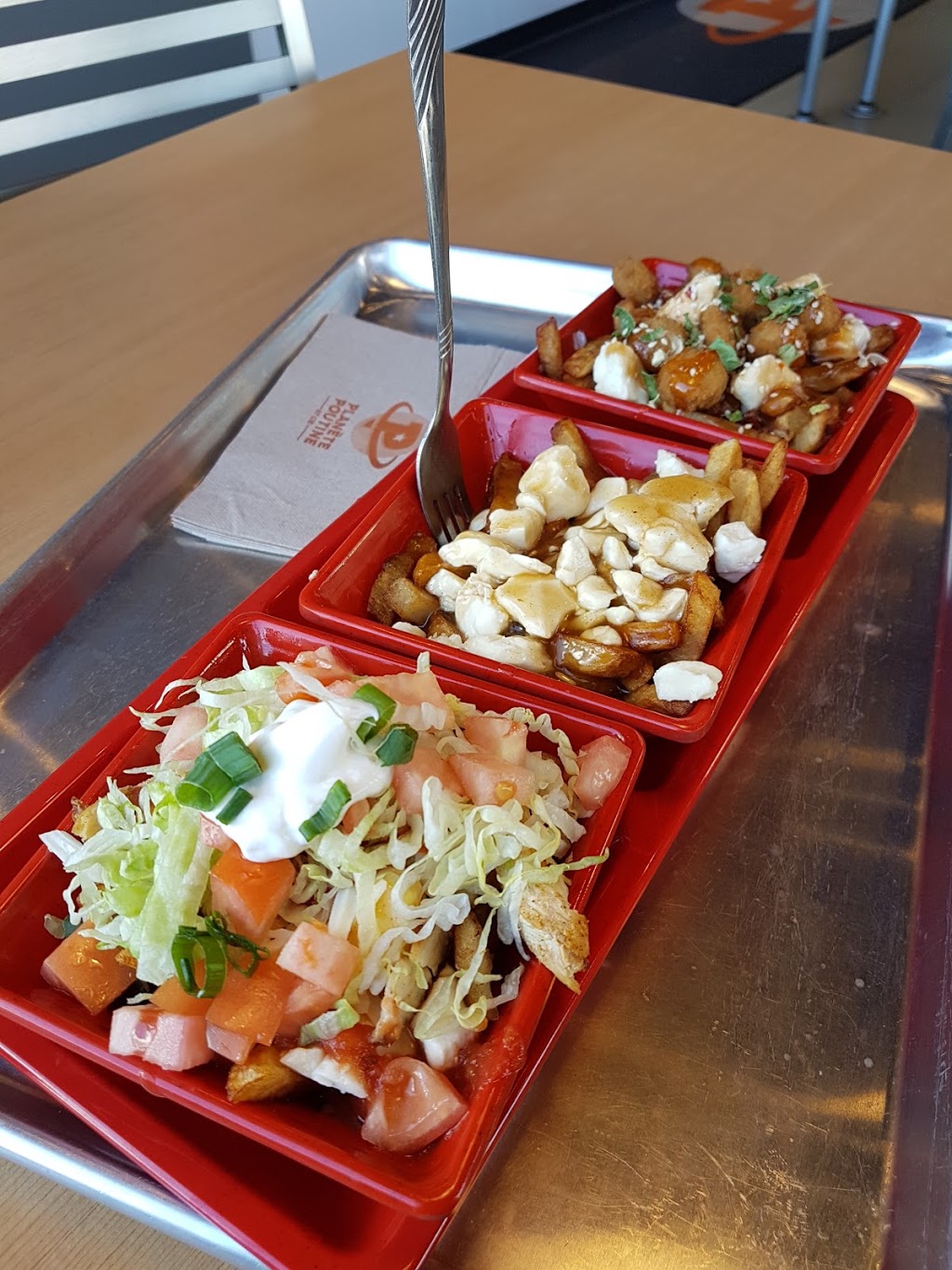 Planète Poutine | 140 Rue Robitaille, Granby, QC J2H 0R9, Canada | Phone: (450) 375-7557