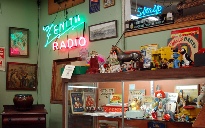 Aladdins Antiques and Records | 427 W Holly St, Bellingham, WA 98225, USA | Phone: (360) 647-0066