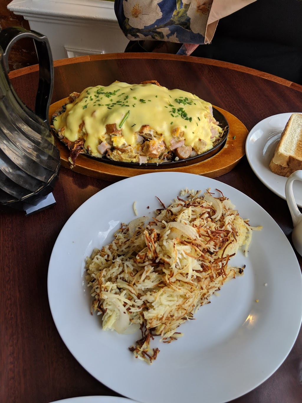 Mos Kitchen & Tavern | 234 Lakeshore Rd E, Oakville, ON L6J 1H7, Canada | Phone: (905) 844-0234