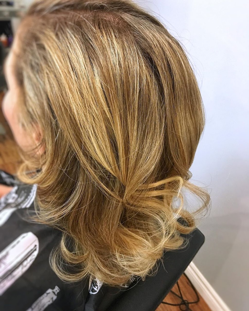 Vanity | 119 North Service Rd E, Oakville, ON L6H 1A3, Canada | Phone: (289) 813-0401
