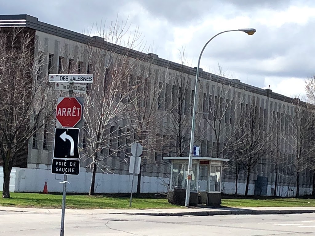 Des Roseraies School | 6440 Boulevard des Galeries dAnjou, Anjou, QC H1M 1W2, Canada | Phone: (514) 353-3130