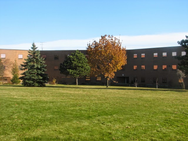 G.L. Roberts Collegiate and Vocational Institute | 399 Chaleur Ave, Oshawa, ON L1J 1G5, Canada | Phone: (905) 728-7594