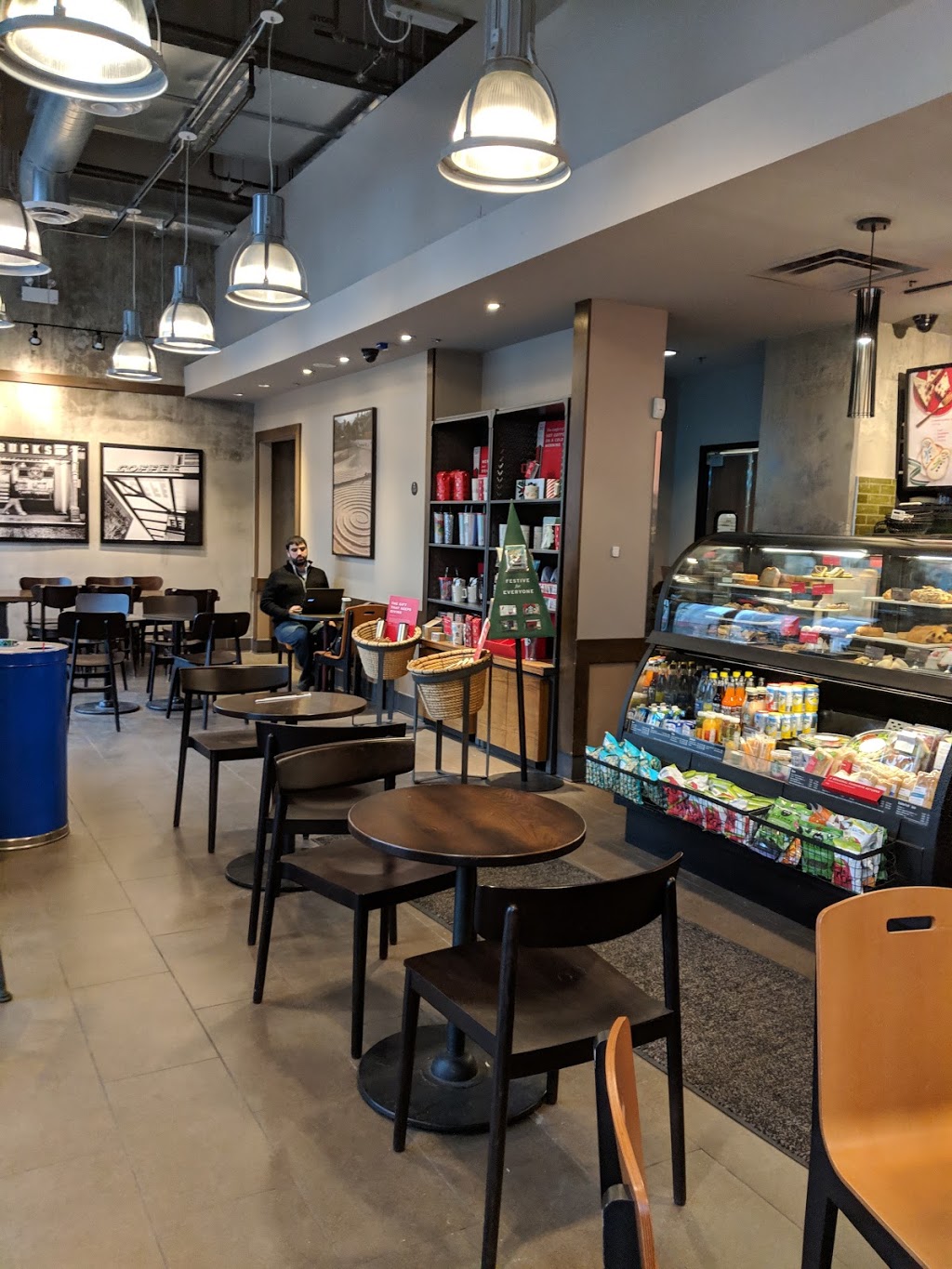 Starbucks | 4076 Confederation Pkwy, Mississauga, ON L5B 0G4, Canada | Phone: (905) 897-3073