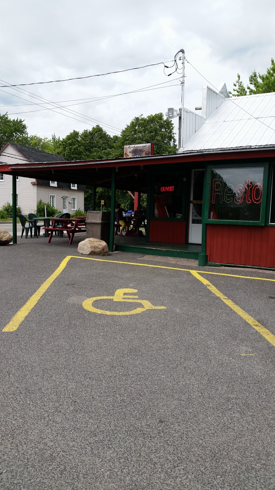 Resto St-Mathias | 268 Chemin des Patriotes, Saint-Mathias-sur-Richelieu, QC J3L 6B3, Canada | Phone: (450) 272-0821