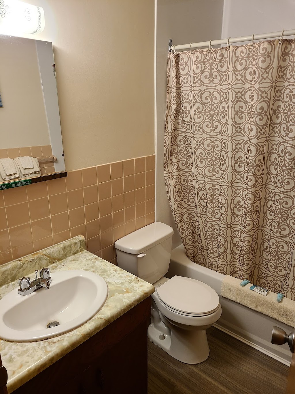 Shenstone Motor Inn | 19745 ON-6, Wiarton, ON N0H 2T0, Canada | Phone: (519) 534-1831