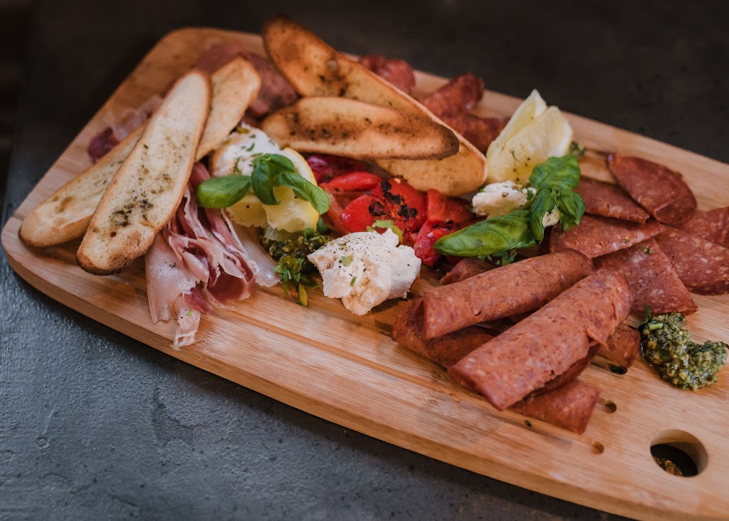 Yaoooo Pizza Pub | 123 Chem. de Kandahar, Mont-Tremblant, QC J8E 1E2, Canada | Phone: (819) 681-4616