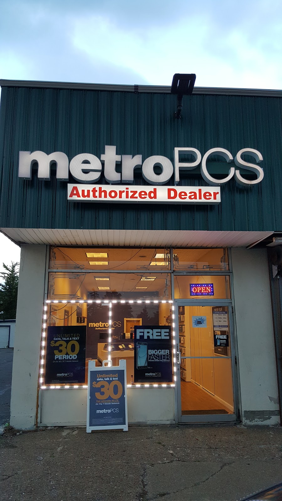 Metro by T-Mobile | 2649 Bailey Ave, Buffalo, NY 14215, USA | Phone: (716) 331-3984