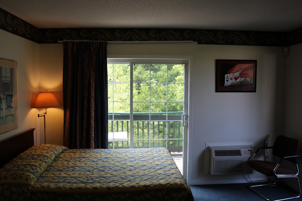 Fenelon Inn | 36 Helen St, Fenelon Falls, ON K0M 1N0, Canada | Phone: (705) 887-9000