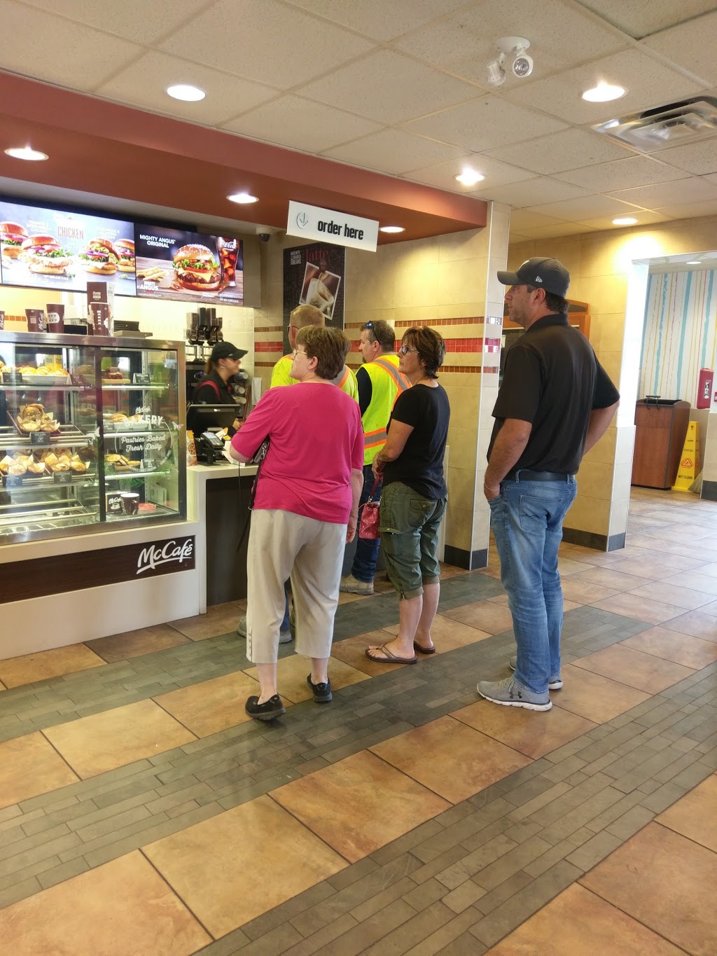 McDonalds | 214 Talbot St W, Leamington, ON N8H 1P1, Canada | Phone: (519) 326-1311
