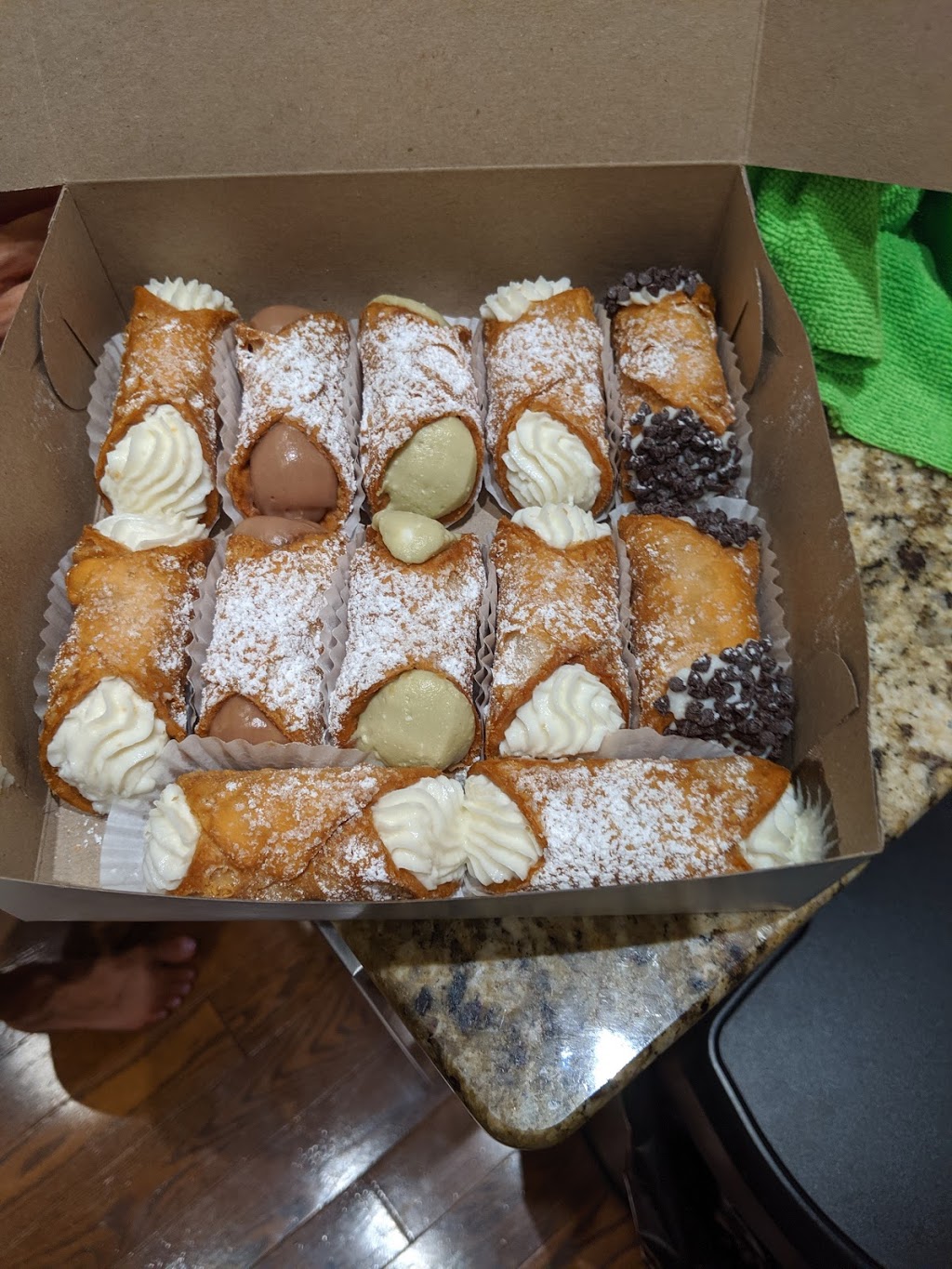 Big Cannoli Lane | 140 Woodbridge Ave, Woodbridge, ON L4L 2S7, Canada | Phone: (905) 605-5263
