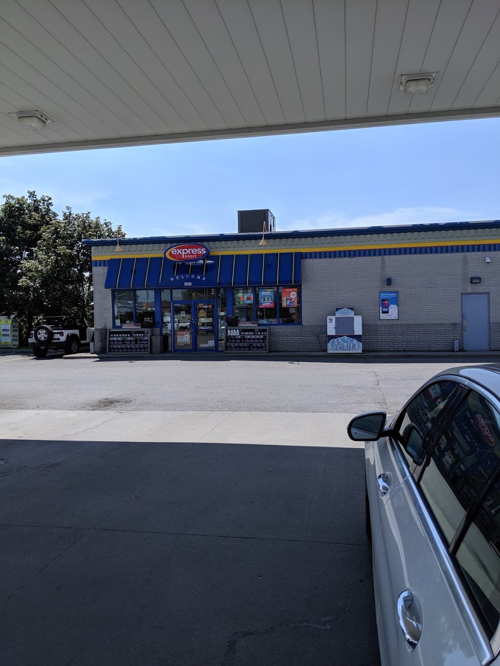 ESSO CIRCLE K | 909 Edward St N, Prescott, ON K0E 1T0, Canada | Phone: (613) 925-5035