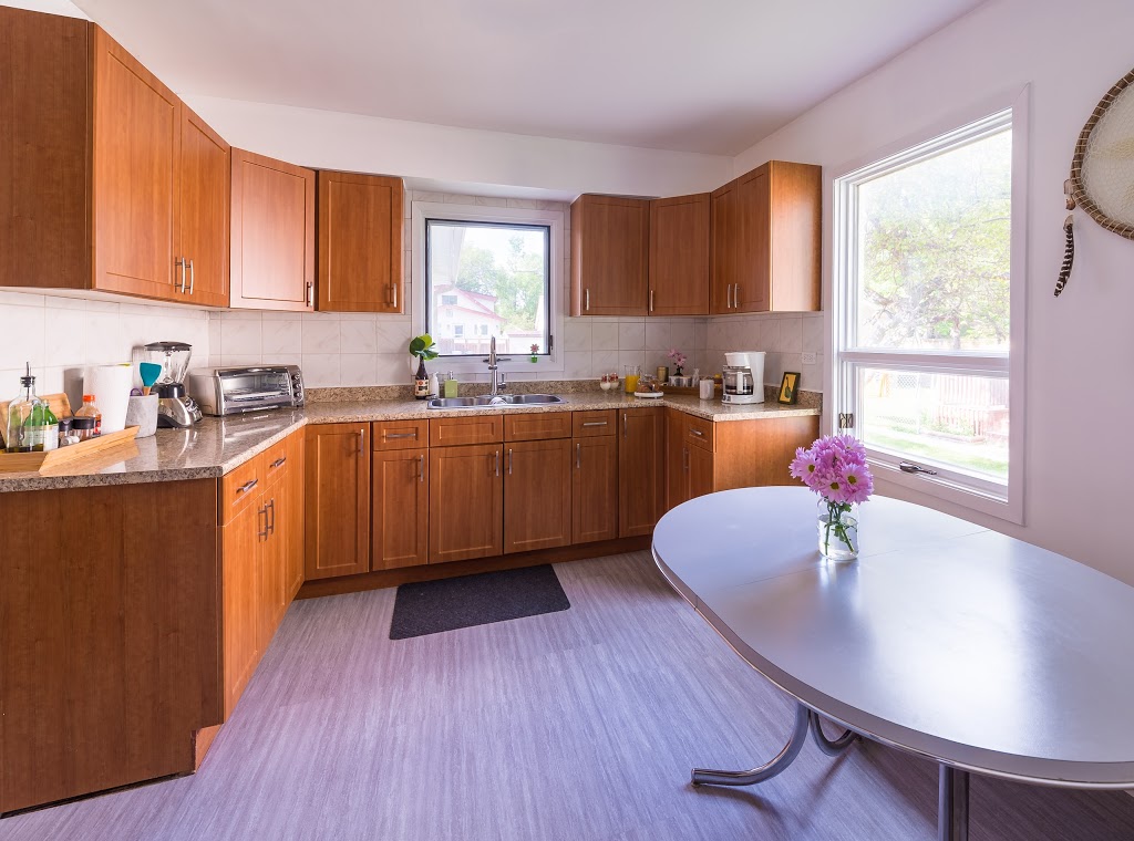 La Cabane Guesthouse | 315 Provencher Blvd, Winnipeg, MB R2H 0G8, Canada | Phone: (204) 794-4218