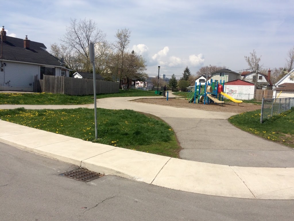 Parkette | 300 Roxborough Ave, Hamilton, ON L8H 4M3, Canada | Phone: (905) 546-2424