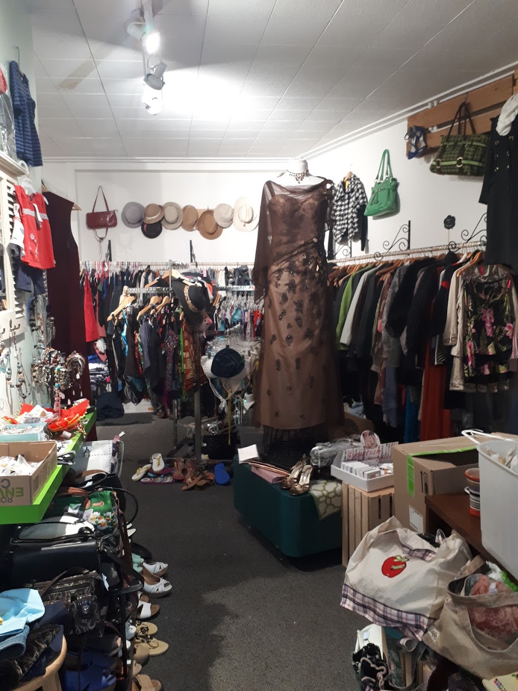 Les Trouvailles du Coin | 885 Rue Saint-Alphonse N, Thetford Mines, QC G6G 3X6, Canada | Phone: (418) 338-9200