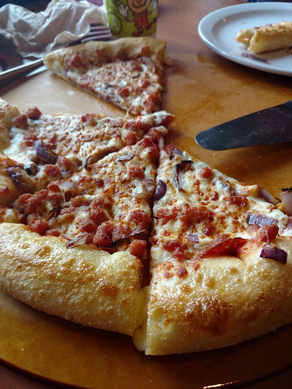 Pizza Hut | 464 Topsail Rd, St. Johns, NL A1E 2C2, Canada | Phone: (709) 745-5555