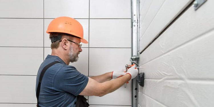 Chain-Link Garage doors | 1125 Dundas St E Unit 203A, Mississauga, ON L4Y 2C4, Canada | Phone: (647) 933-0137