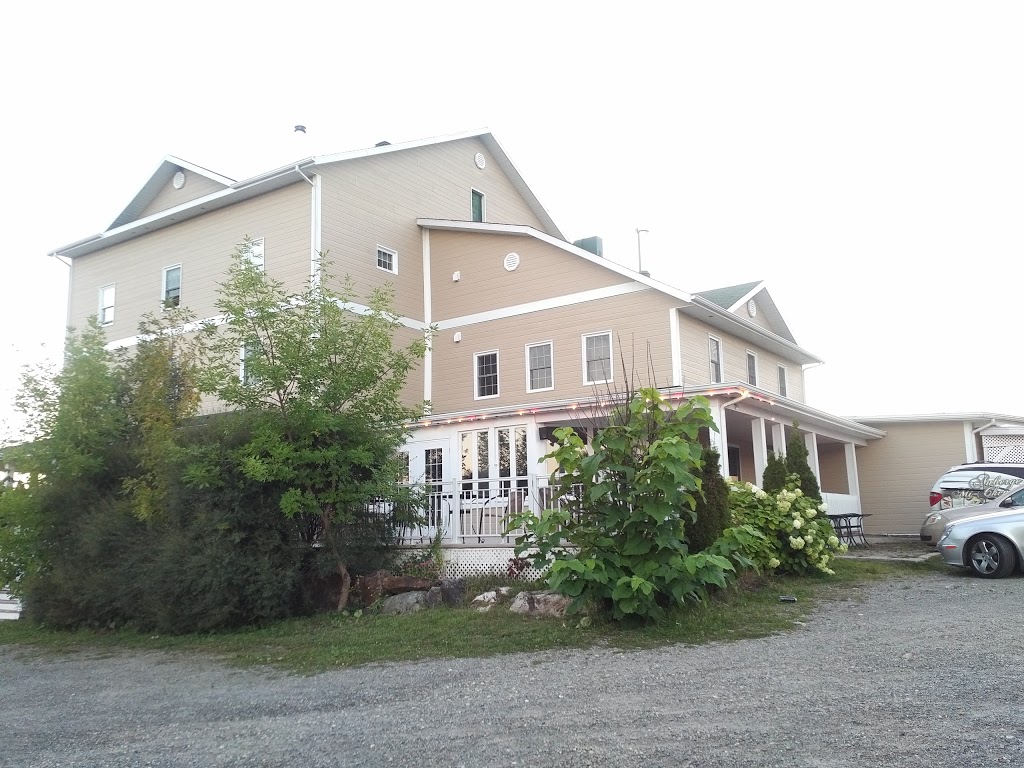 Auberge Mi-Chemin | 32 Rue de Broughton Station, Saint-Pierre-de-Broughton, QC G0N 1T0, Canada | Phone: (418) 427-2267