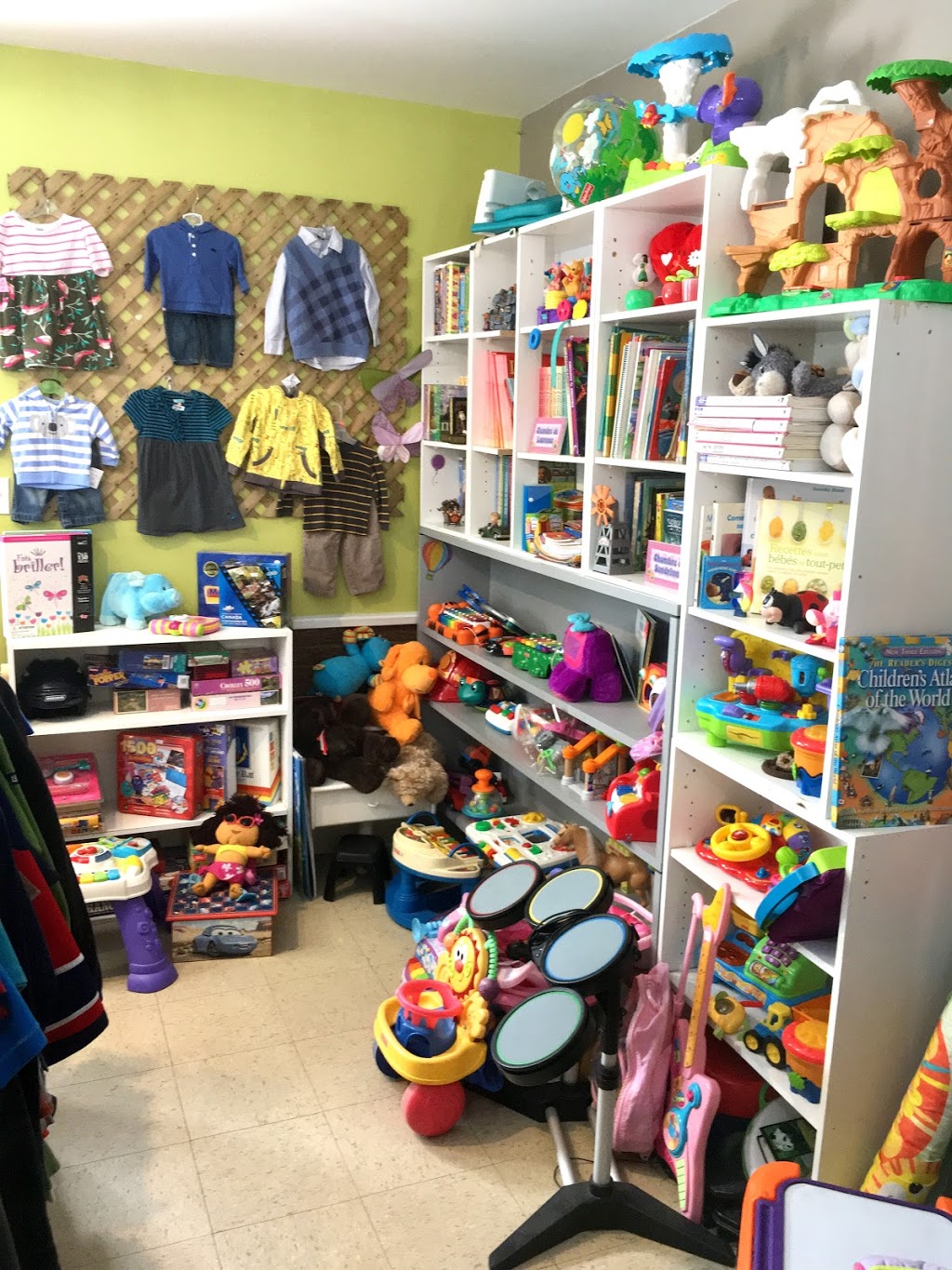 Friperie STAKILTOUR | 5050 QC-335, Saint-Calixte, QC J0K 1Z0, Canada | Phone: (450) 222-5312