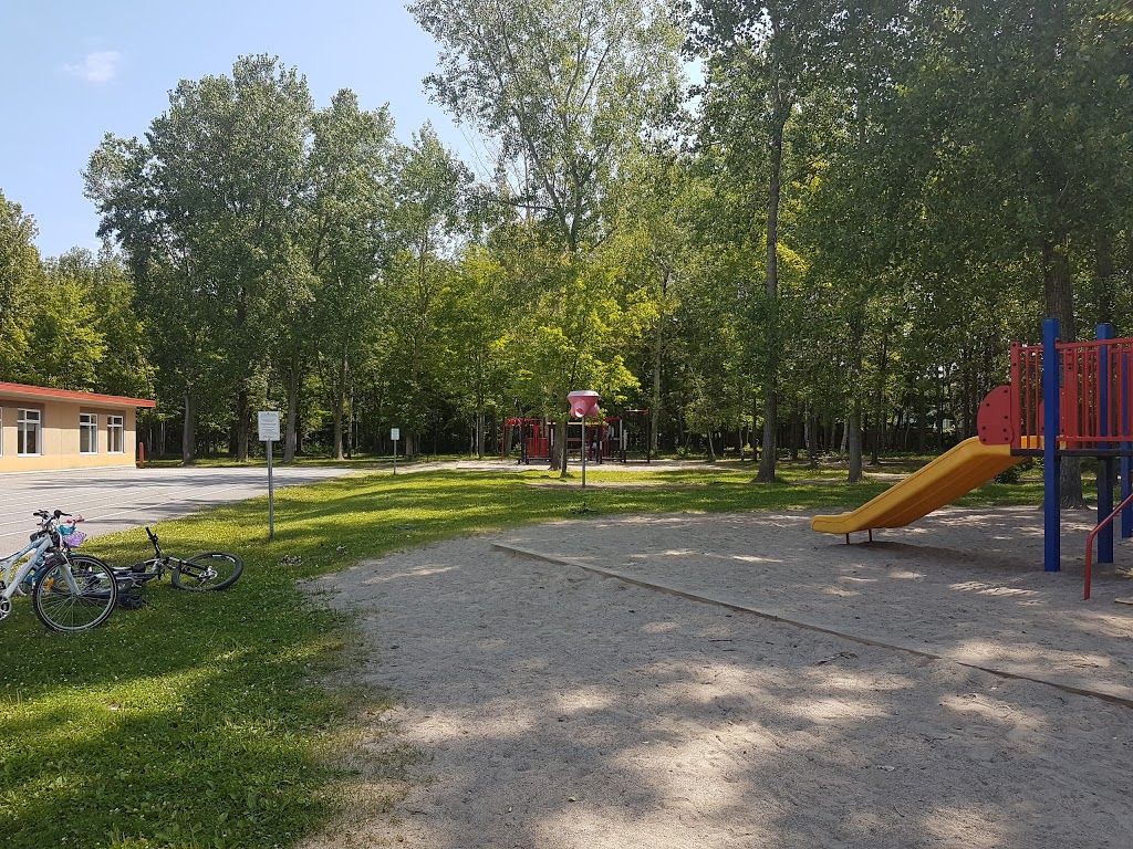 École élémentaire catholique LÉtoile-de-lEst | 6220 Beauséjour Dr, Orléans, ON K1C 8E4, Canada | Phone: (613) 744-5713