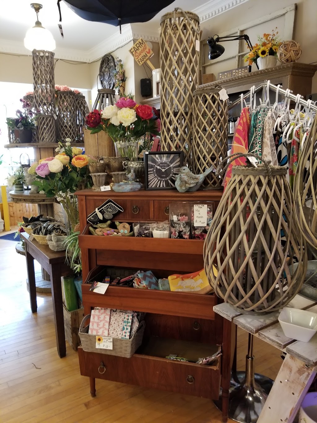 Blooms n Rooms | 17 Main St S, Seaforth, ON N0K 1W0, Canada | Phone: (519) 527-0555