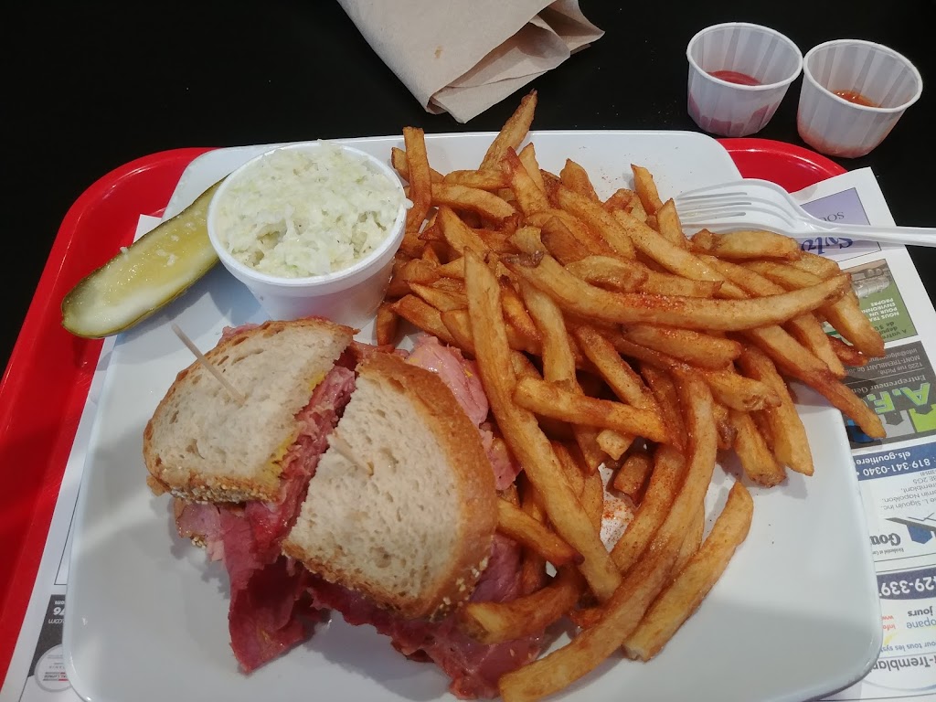 Casse-Croûte den Haut | 490 Rue de St Jovite, Mont-Tremblant, QC J8E 2Z9, Canada | Phone: (819) 425-7474